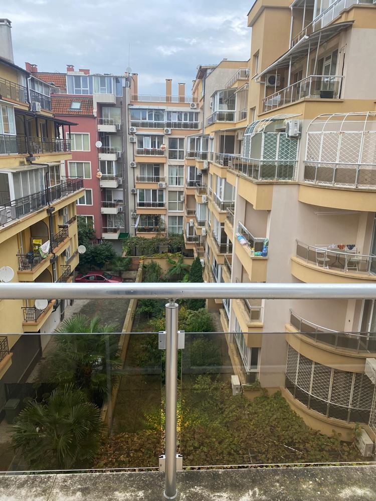 Stylowo umeblowana kawalerka w Pomorie – zaledwie 200 metrów od morza!