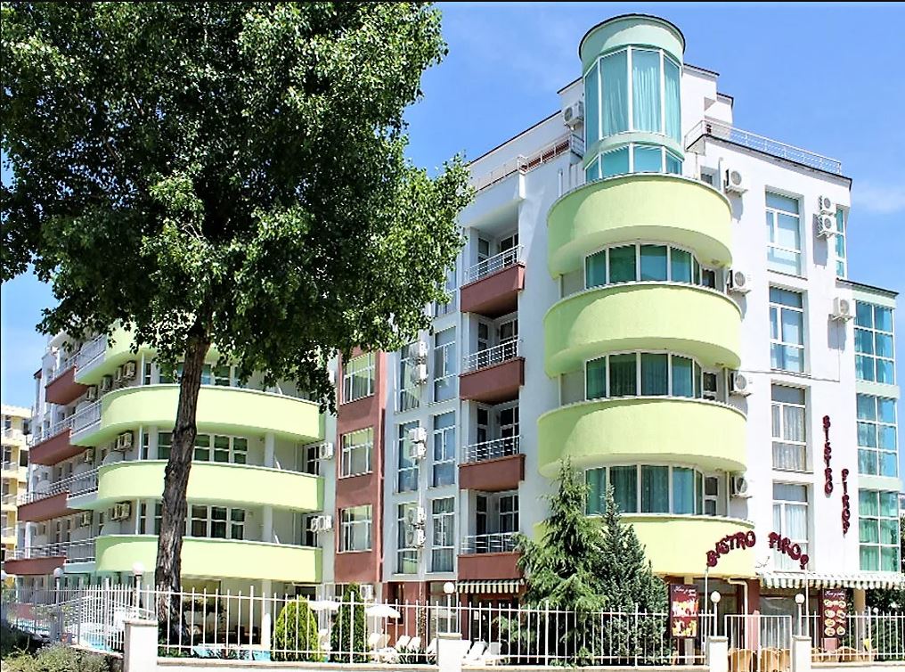 Słoneczny Brzeg – przestronne studio z doskonałym potencjałem do przebudowy na mały apartament z jedną sypialnią