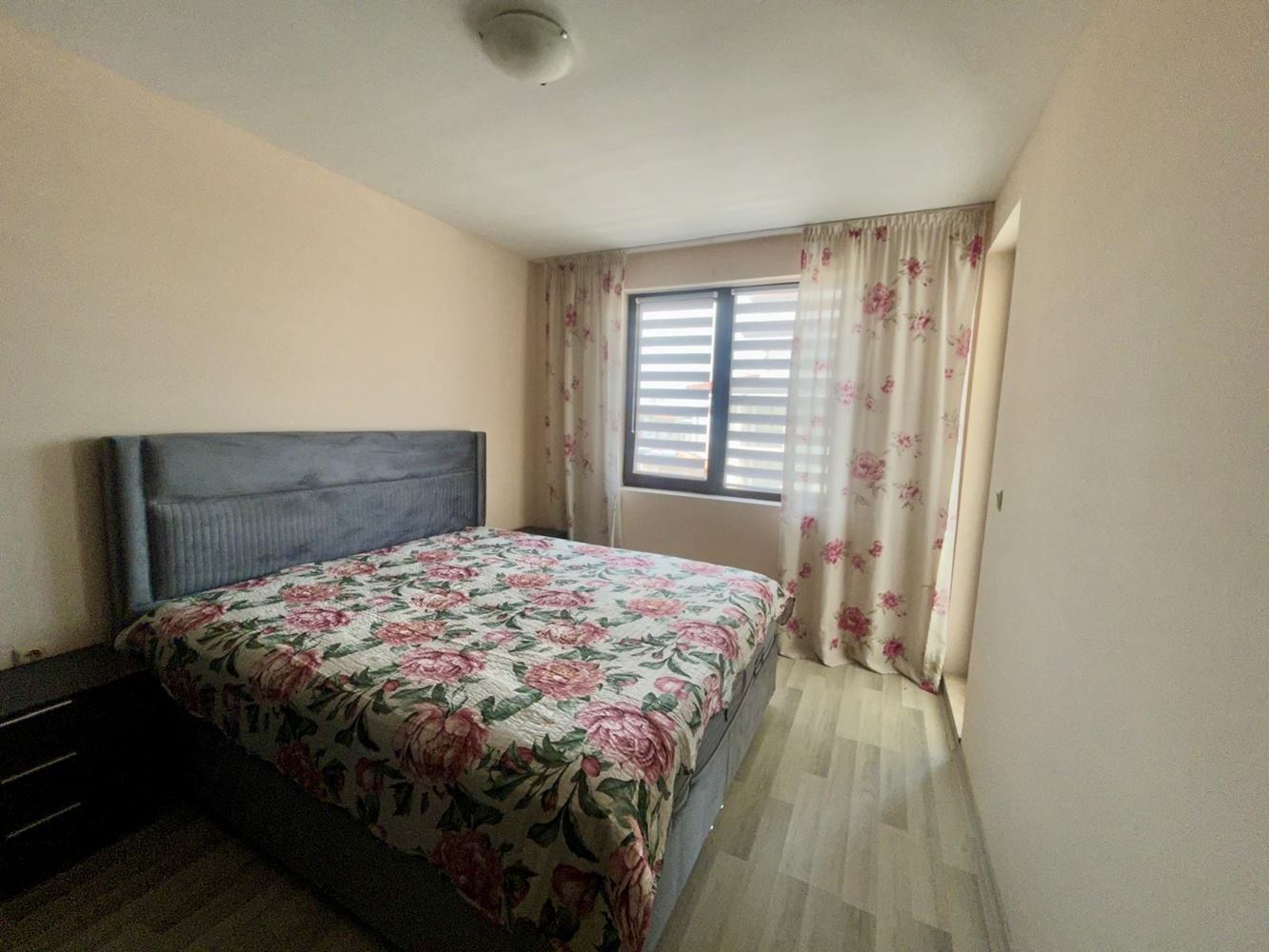Przestronny apartament z dwiema sypialniami i prywatnym ogrodem w Nesebyrze – komfort, spokój i doskonale utrzymany teren