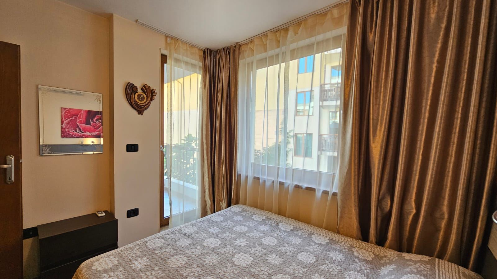 Przytulny i stylowo umeblowany apartament z jedną sypialnią i częściowym widokiem na morze