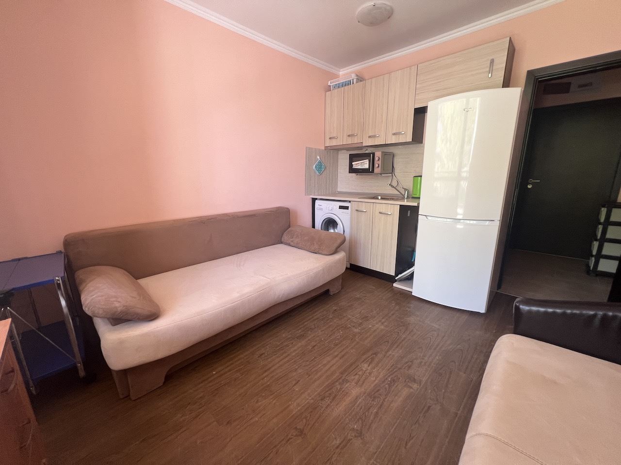 Przytulne studio w sercu Elenite – zaledwie kilka minut od plaży, w zamkniętym kompleksie z basenem i doskonałymi udogodnieniami