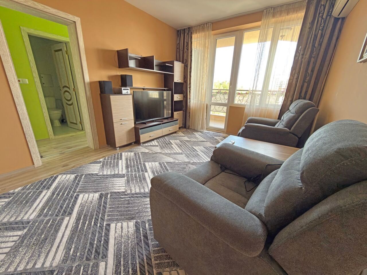 Apartament z dwiema sypialniami i widokiem na morze, 200 metrów od plaży w Pomorie