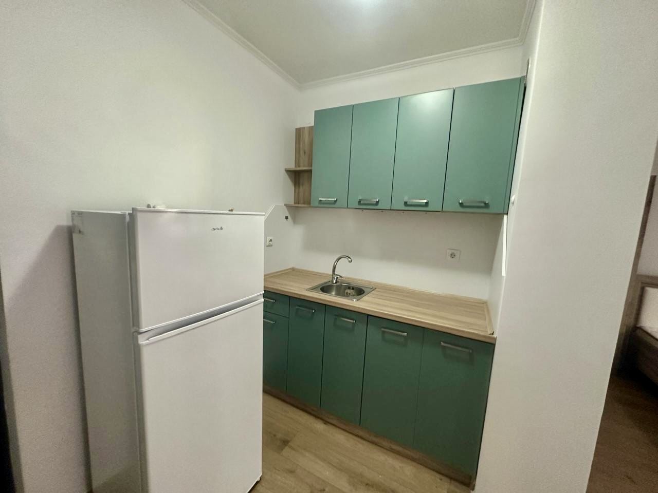 Przestronne studio na parterze z dużym tarasem i możliwością przerobienia na mieszkanie z jedną sypialnią – bezpieczeństwo i komfort w Nessebarze