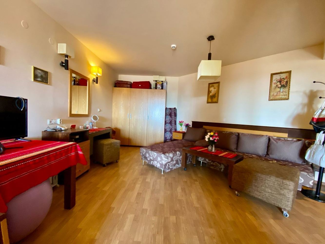 Przestronne w pełni umeblowane studio z widokiem na basen w Słonecznym Brzegu – komfort, spokój i doskonała inwestycja