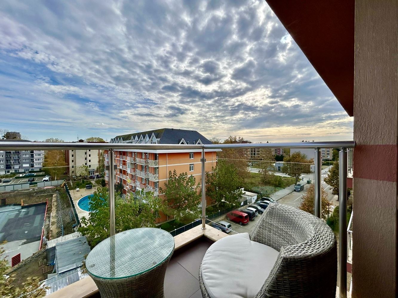 Jasne i przytulne studio z widokiem na piękną wewnętrzną część kompleksu – komfort i spokój w nowoczesnym kompleksie