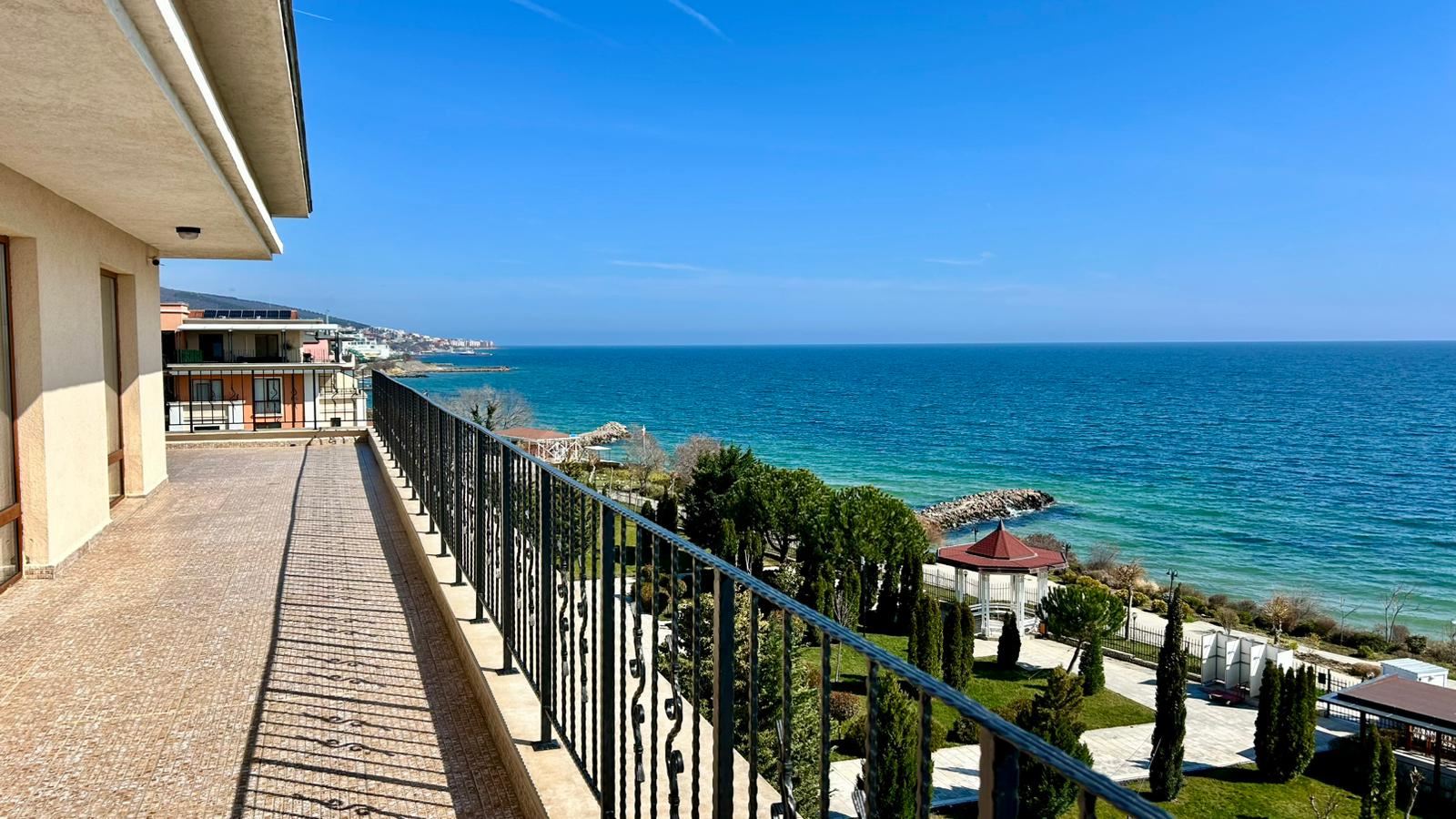 Święty Włas – apartament z trzema sypialniami z bezpośrednim panoramicznym widokiem na morze w kompleksie przy samej plaży