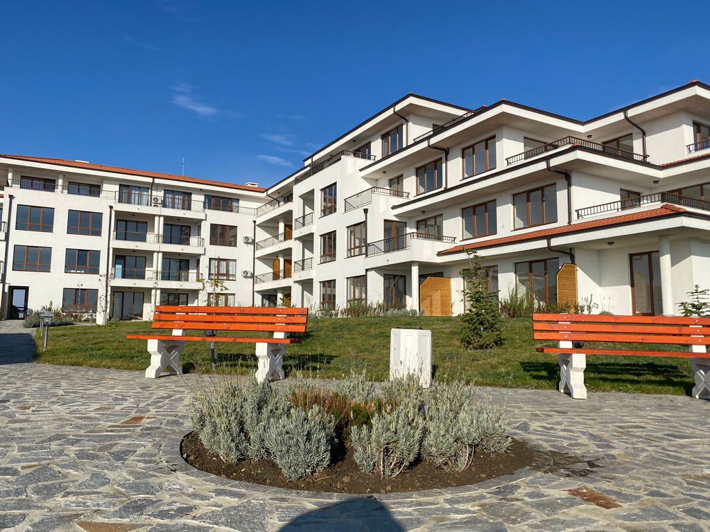 Umeblowany apartament z jedną sypialnią w nowym kompleksie w Aheloj – spokój, zieleń i komfort nad morzem