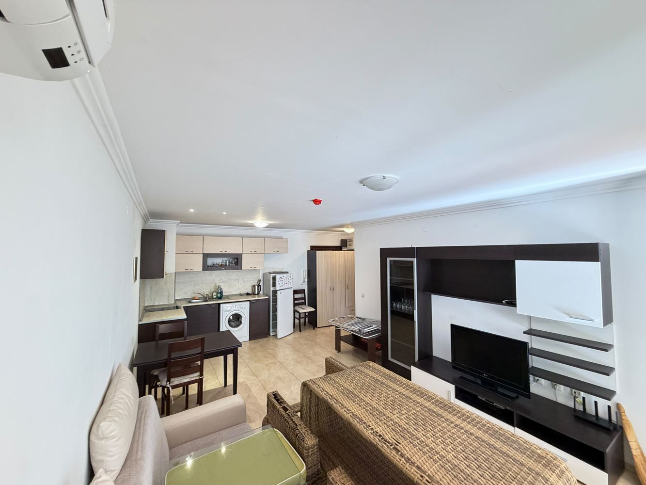 Apartament w pierwszej linii brzegowej z bezpośrednim dostępem do plaży w Sveti Vlas – prywatny ogródek przy apartamencie
