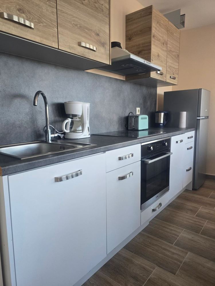 Przestronny apartament z dwiema sypialniami i częściowym widokiem na morze – doskonała lokalizacja blisko centrum i plaży