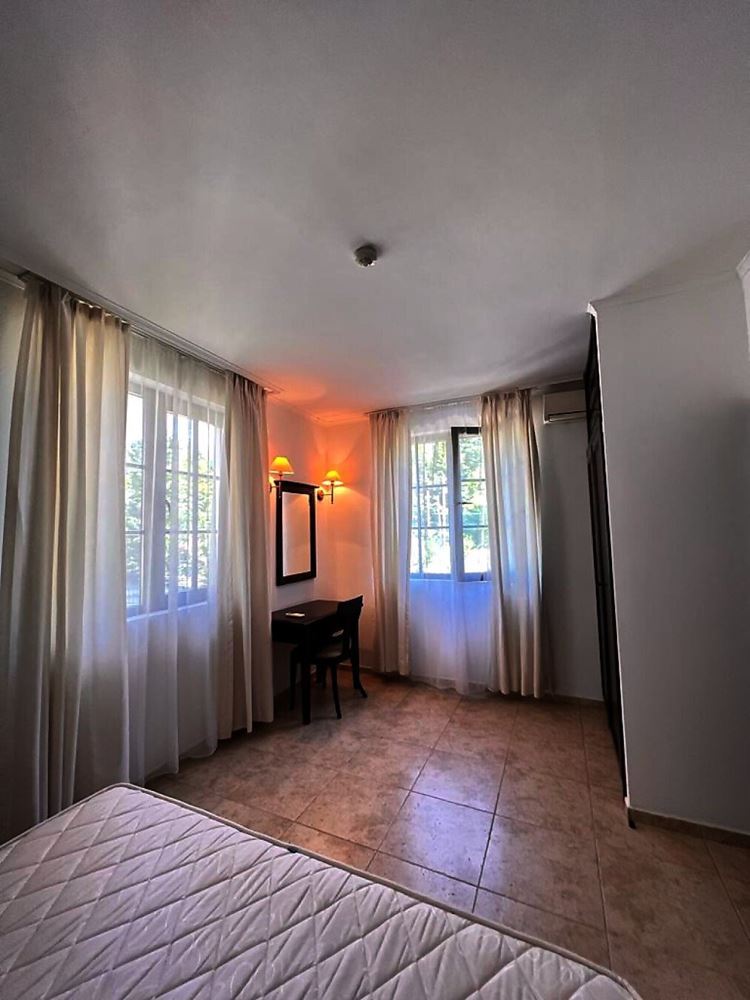 Apartament z jedną sypialnią w pierwszej linii brzegowej w Obzorze – nadmorski komfort, udogodnienia SPA i spokój wśród zieleni