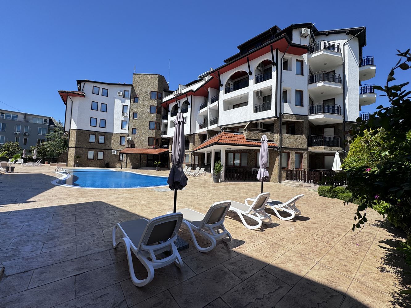 Przestronny apartament z jedną sypialnią w kompleksie z basenem w Rawdzie – doskonały wybór do zamieszkania lub jako inwestycja