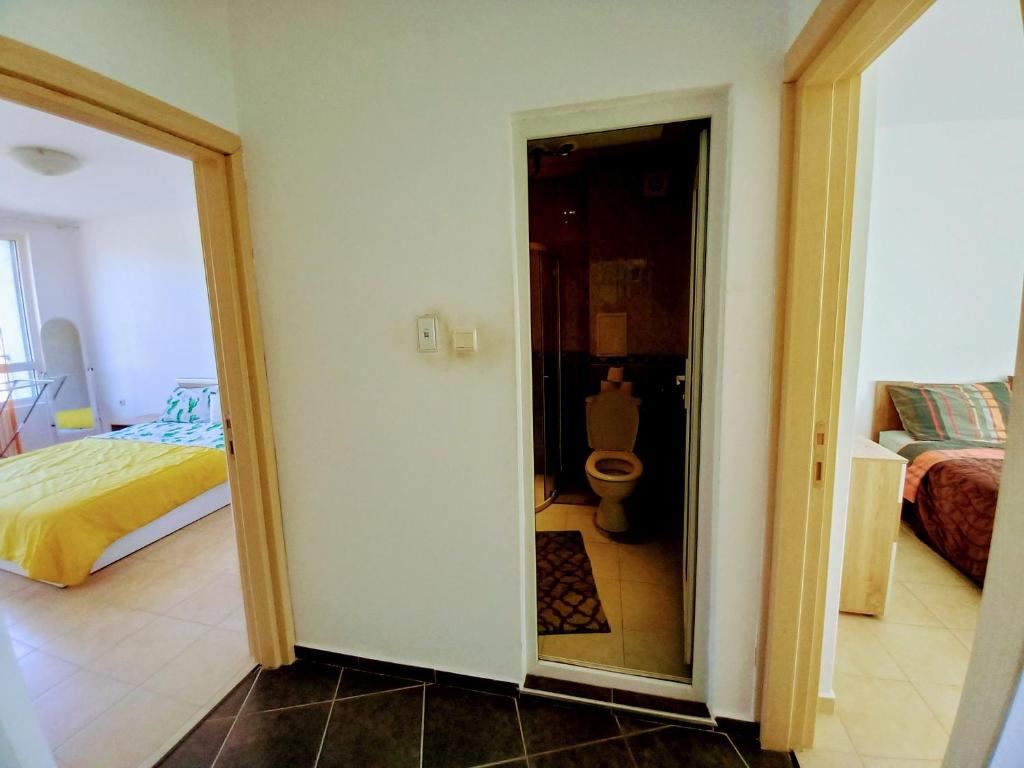 Przestronne mieszkanie z dwiema sypialniami i panoramicznym widokiem na morze w Świętym Własie – komfort, spokój i doskonała lokalizacja