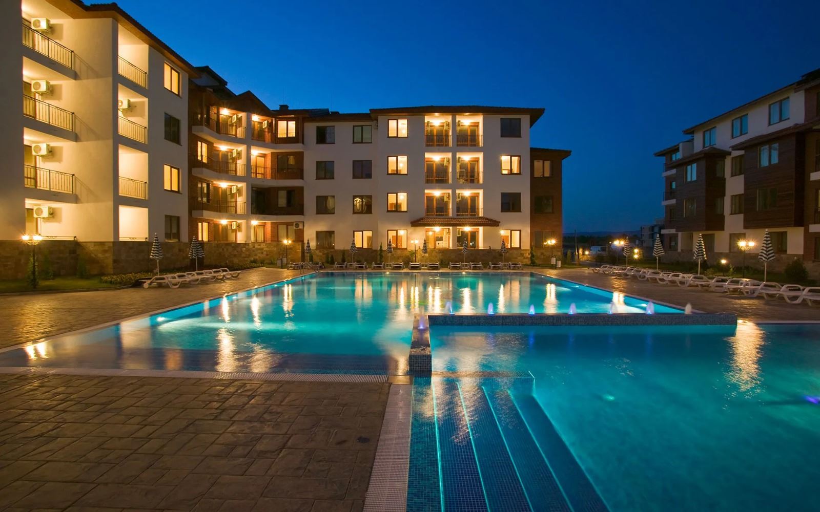 Apartament z dwiema sypialniami i widokiem na basen w Nesebyrze – przestrzeń, komfort i doskonała lokalizacja zaledwie 300 metrów od morza