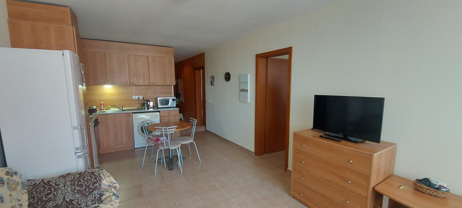 Przestronny apartament z dwiema sypialniami i widokiem na morze w pierwszej linii brzegowej – gotowy do zamieszkania