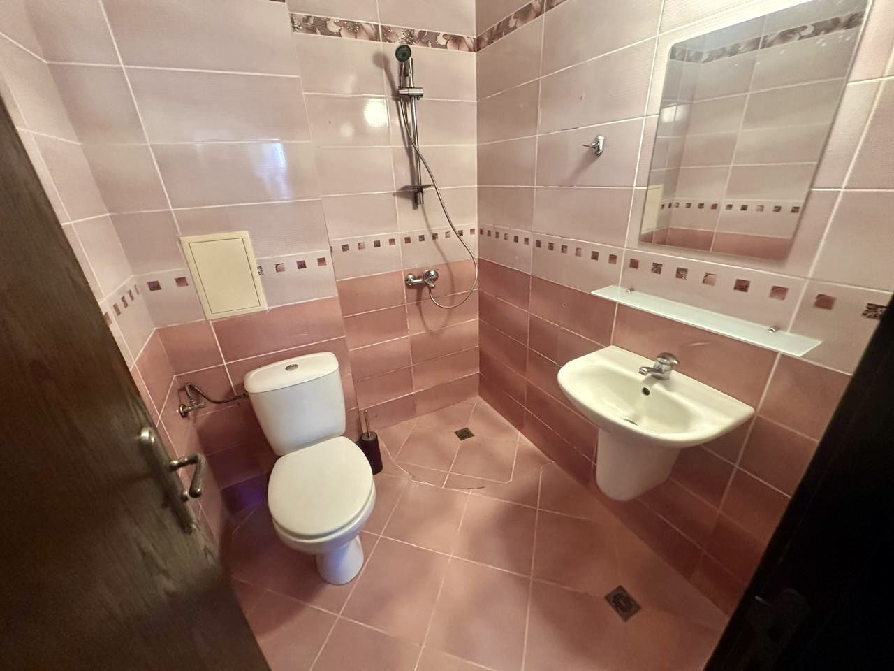 Przestronne studio na parterze z dużym tarasem i możliwością przerobienia na mieszkanie z jedną sypialnią – bezpieczeństwo i komfort w Nessebarze