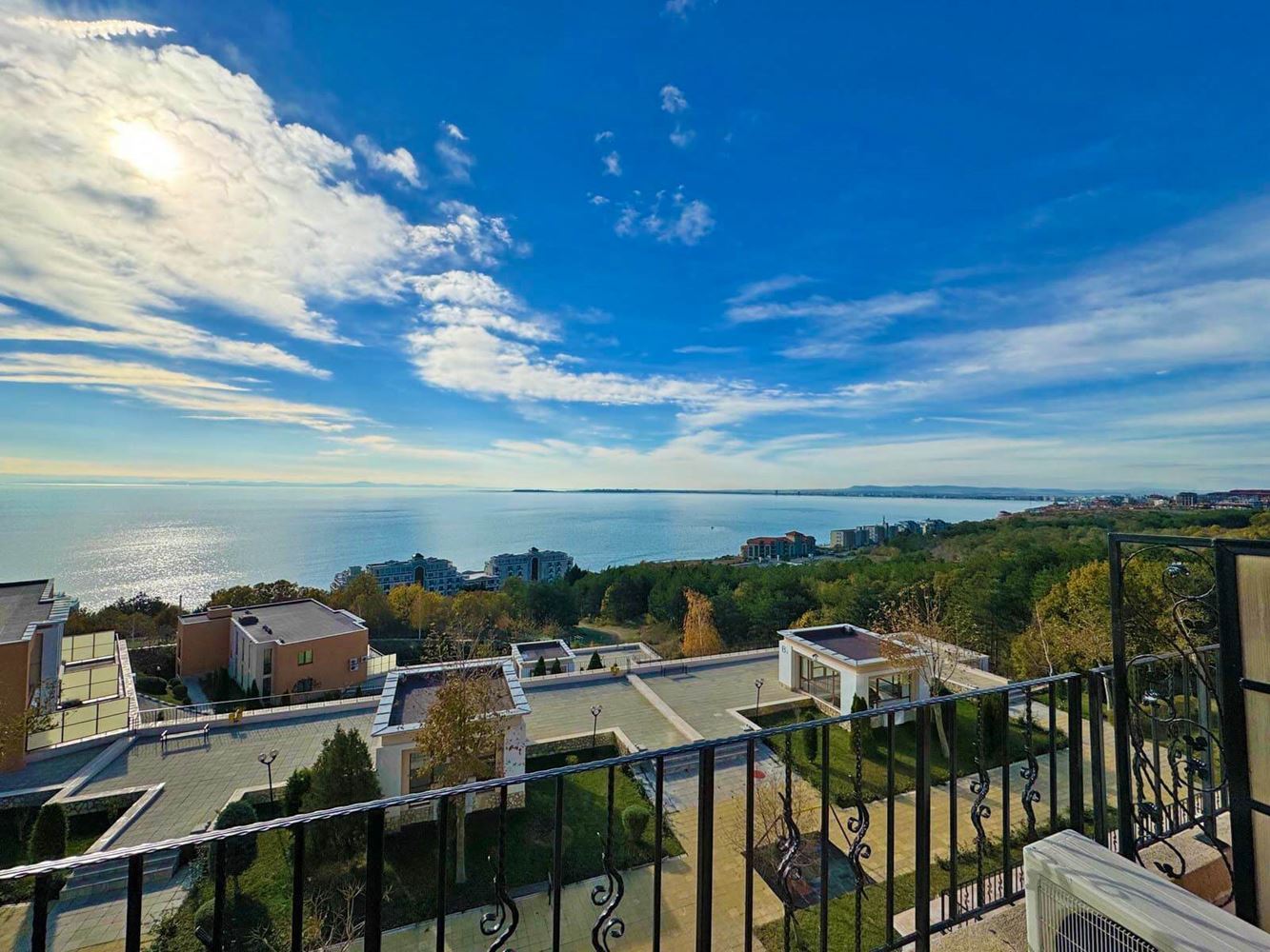Przestronny apartament z dwiema sypialniami z panoramicznym widokiem na morze i góry – gotowy do zamieszkania