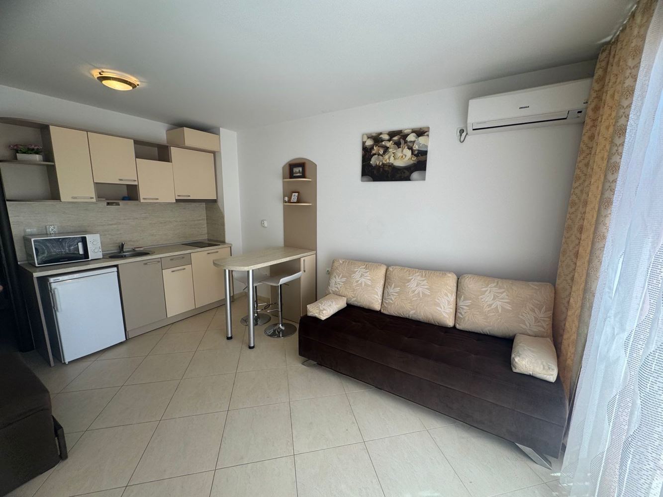 Przytulna w pełni umeblowana kawalerka 300 m od morza w Pomorie – doskonała inwestycja i nieruchomość wakacyjna