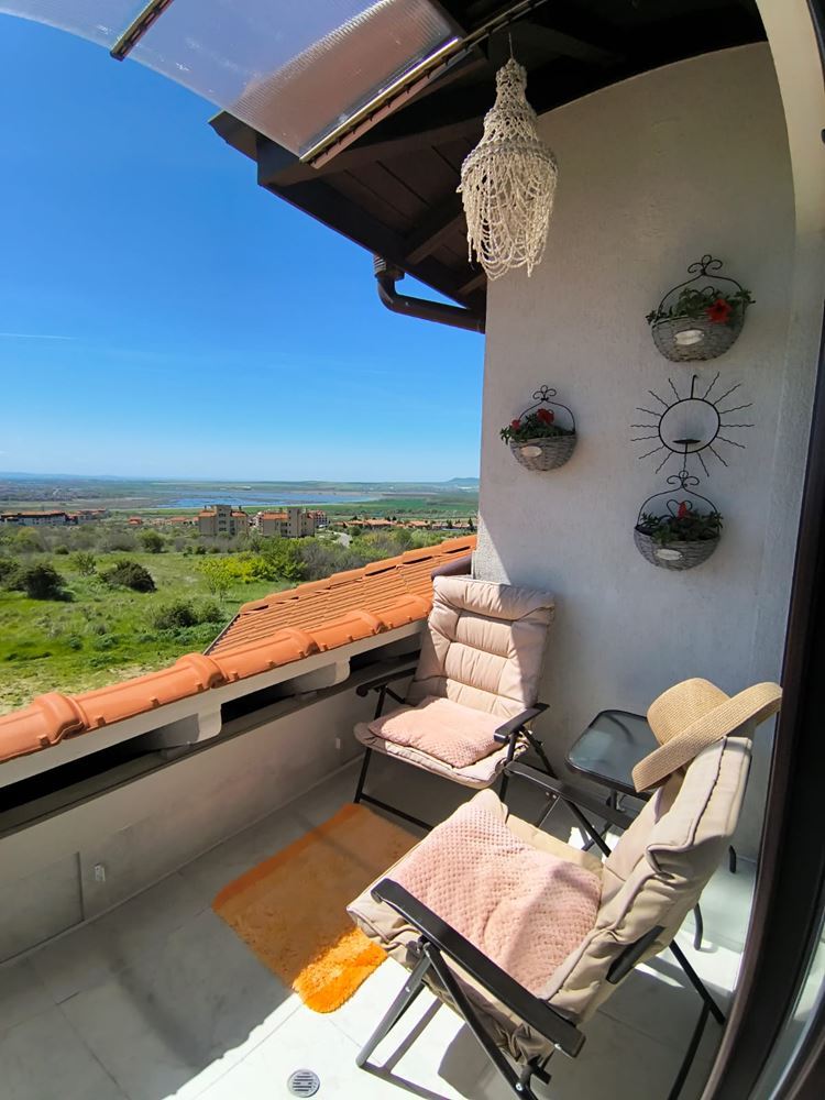 Odnowione mieszkanie dwupokojowe z panoramicznym widokiem w nowoczesnym kompleksie blisko Słonecznego Brzegu