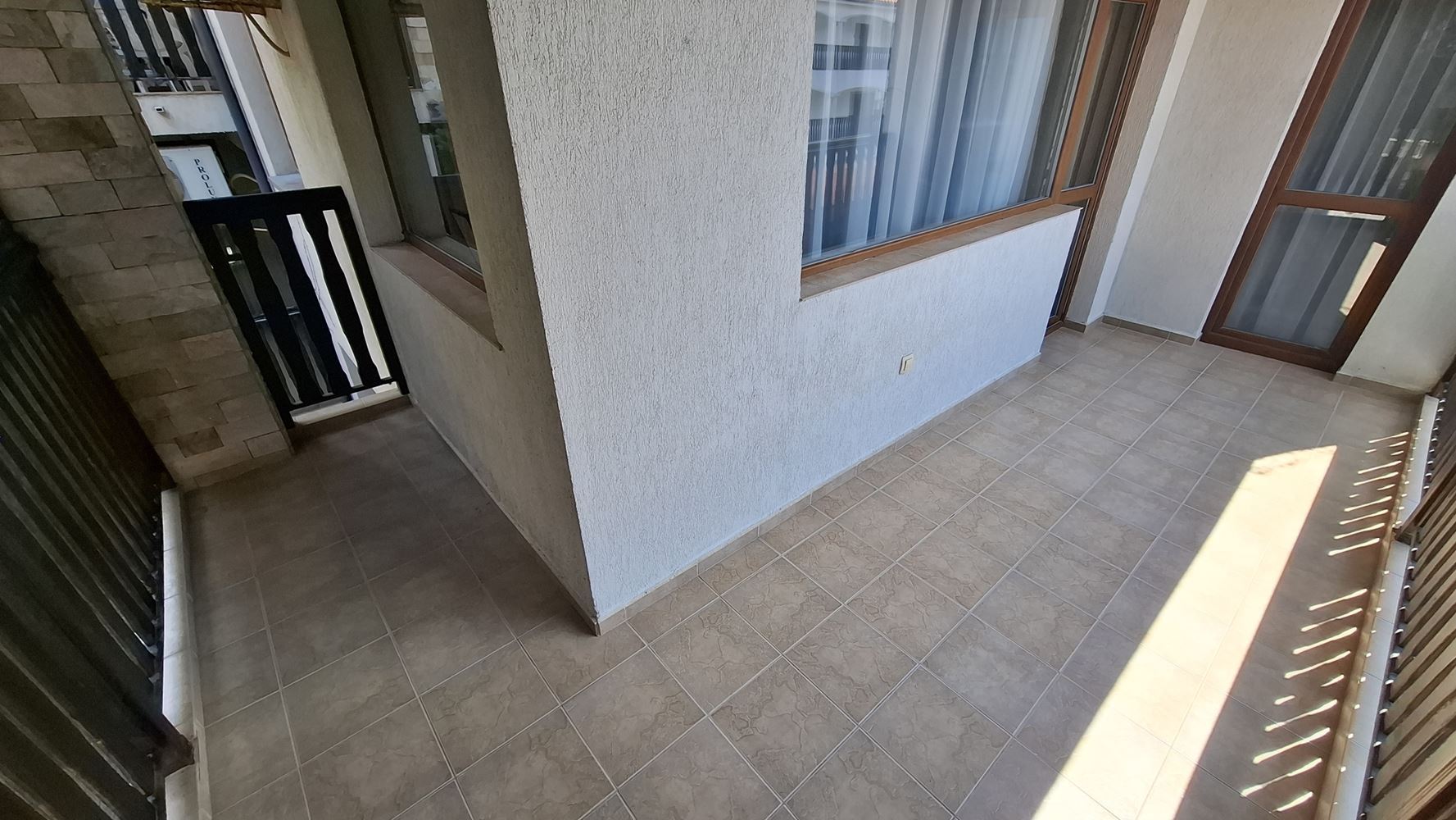 Luksusowy apartament z dwiema sypialniami przy pierwszej linii morza w Świętym Własie – wyjątkowa morska atmosfera i prestiżowy komfort