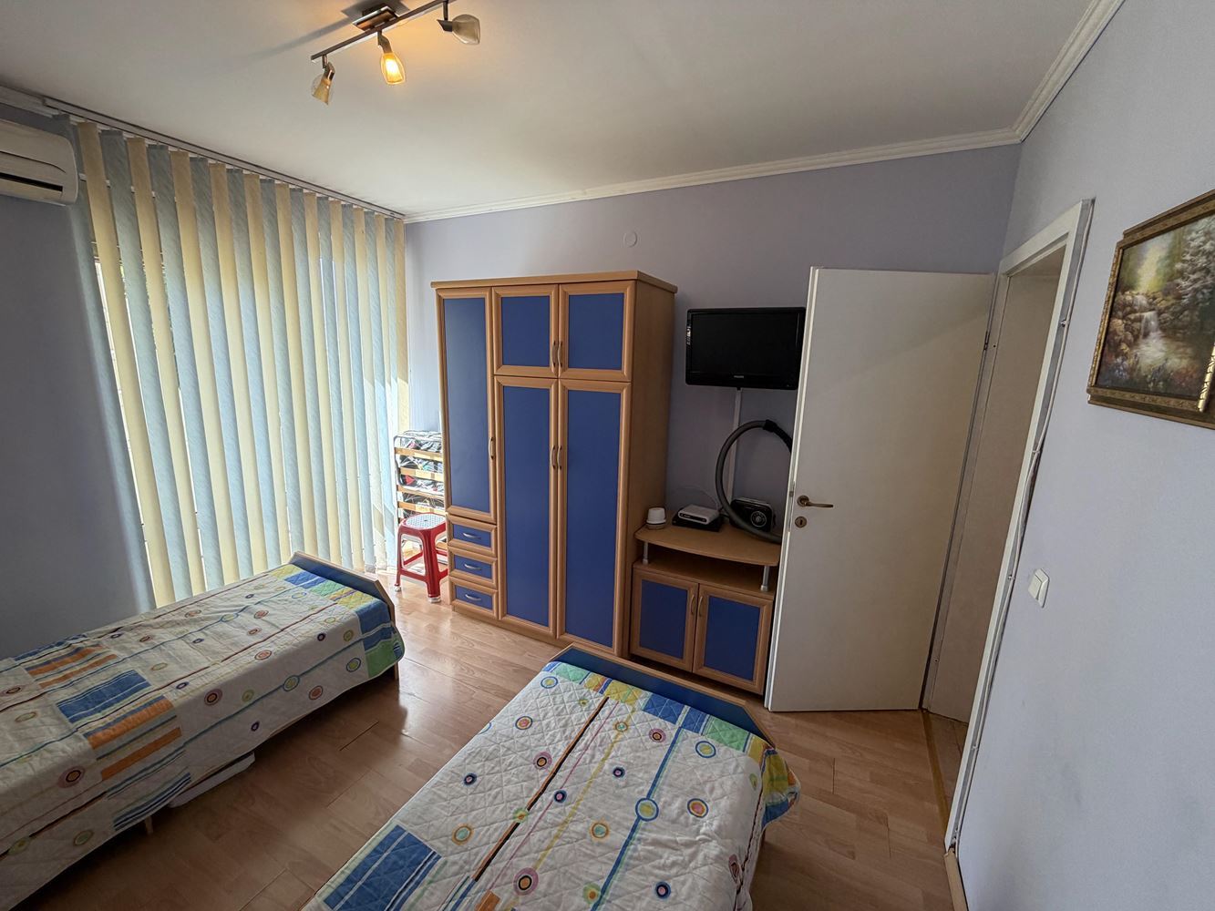 Apartament z jedną sypialnią, przestronnym tarasem i widokiem na morze w Sveti Vlas – 300 metrów od plaży