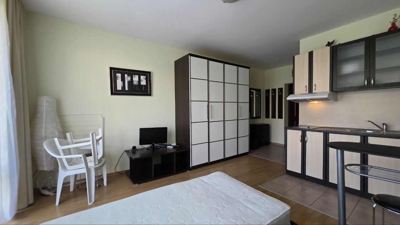 Praktyczne i przytulne studio w Słonecznym Brzegu – komfort i spokój z widokiem na basen