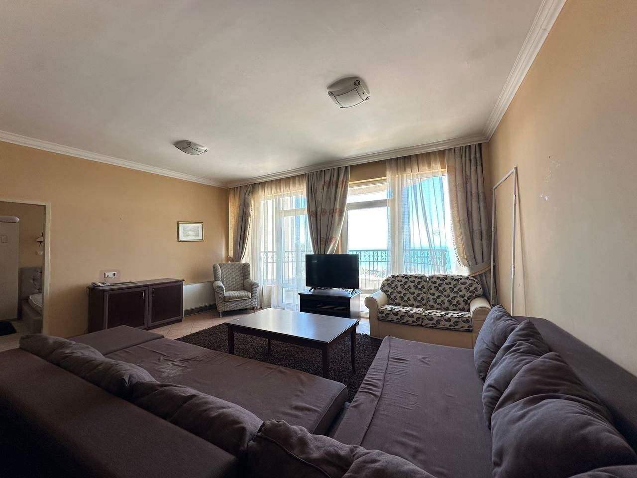 Przestronny apartament z widokiem na morze w pierwszej linii brzegowej w Pomorie – nieruchomość wakacyjna z atmosferą luksusowego kurortu