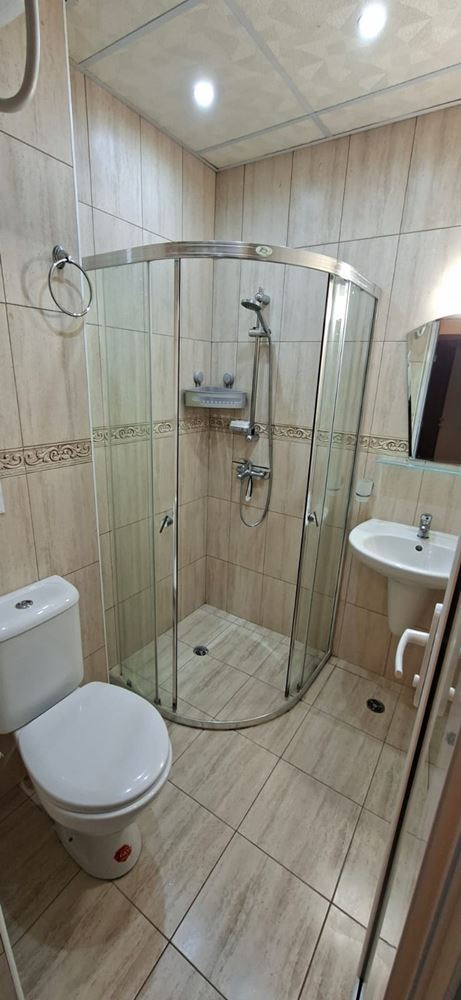 Komfort i funkcjonalność nad morzem – w pełni umeblowany apartament z jedną sypialnią w Świętym Własie