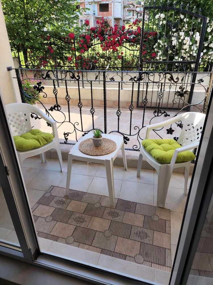 Komfort i funkcjonalność nad morzem – w pełni umeblowany apartament z jedną sypialnią w Świętym Własie