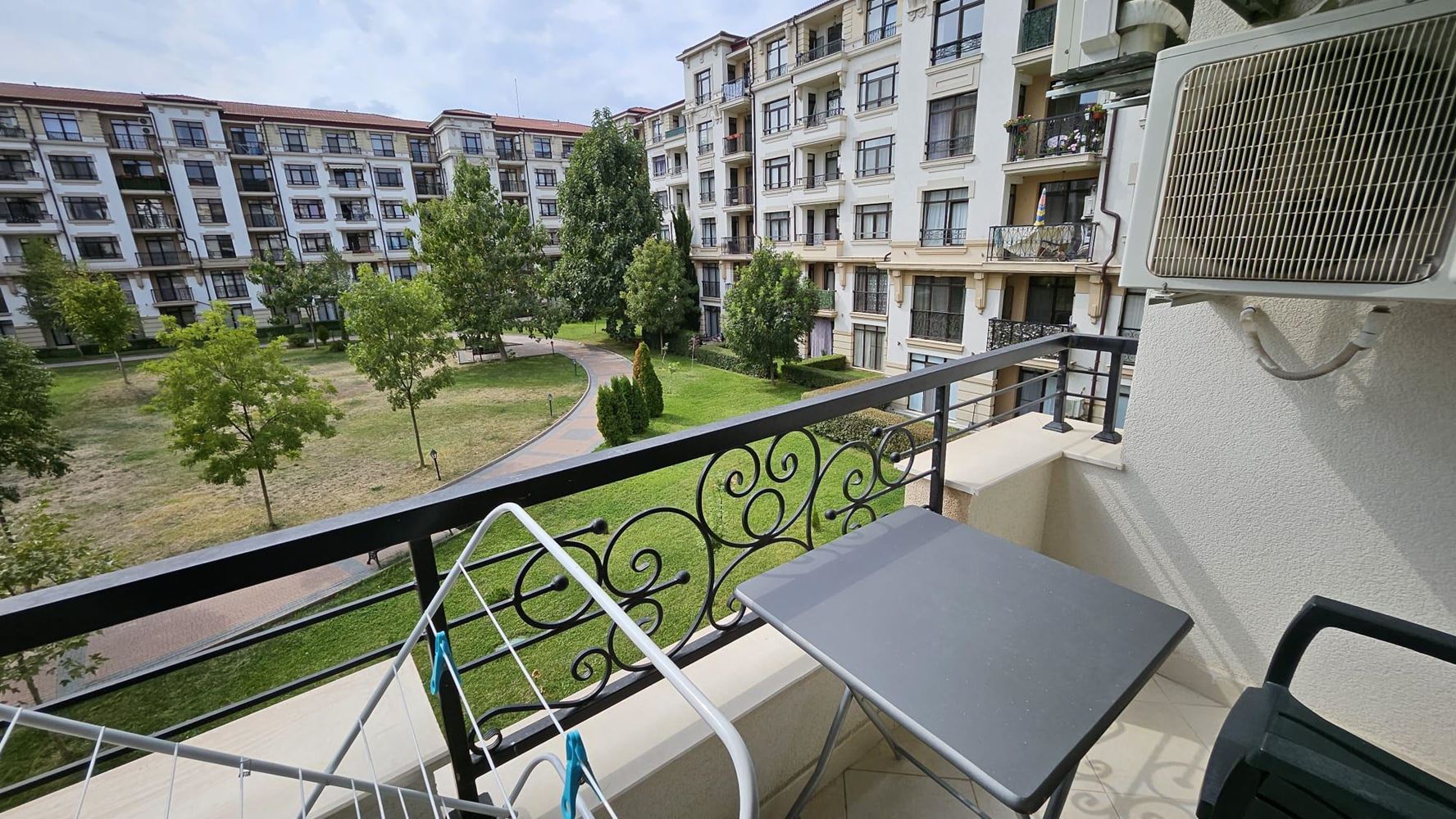 Przytulne mieszkanie z jedną sypialnią w Pomorie z niską opłatą za utrzymanie i widokiem na zielony dziedziniec