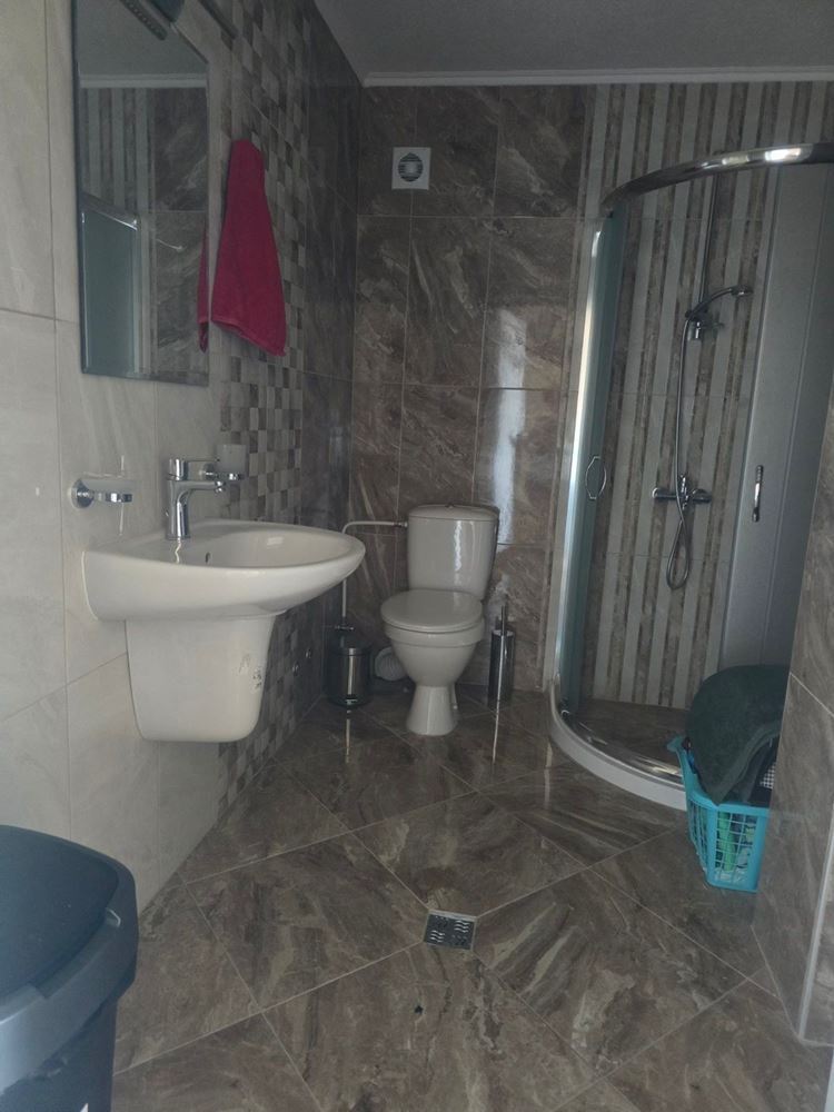 Przestronny apartament z dwiema sypialniami i częściowym widokiem na morze – doskonała lokalizacja blisko centrum i plaży