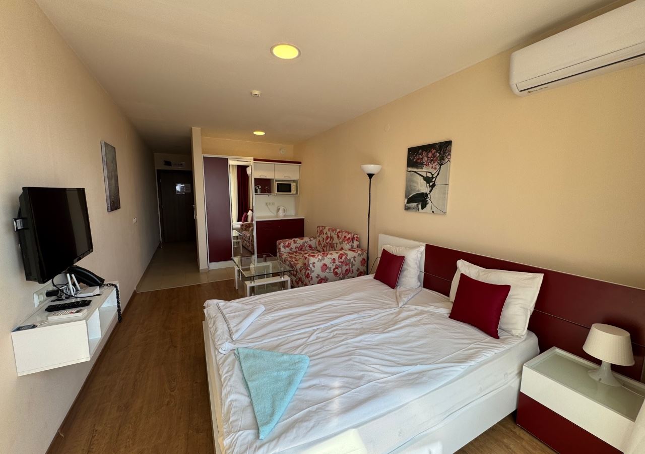 Studio w pierwszej linii brzegowej z widokiem na morze w luksusowym kompleksie – w pełni umeblowane i gotowe do użytku