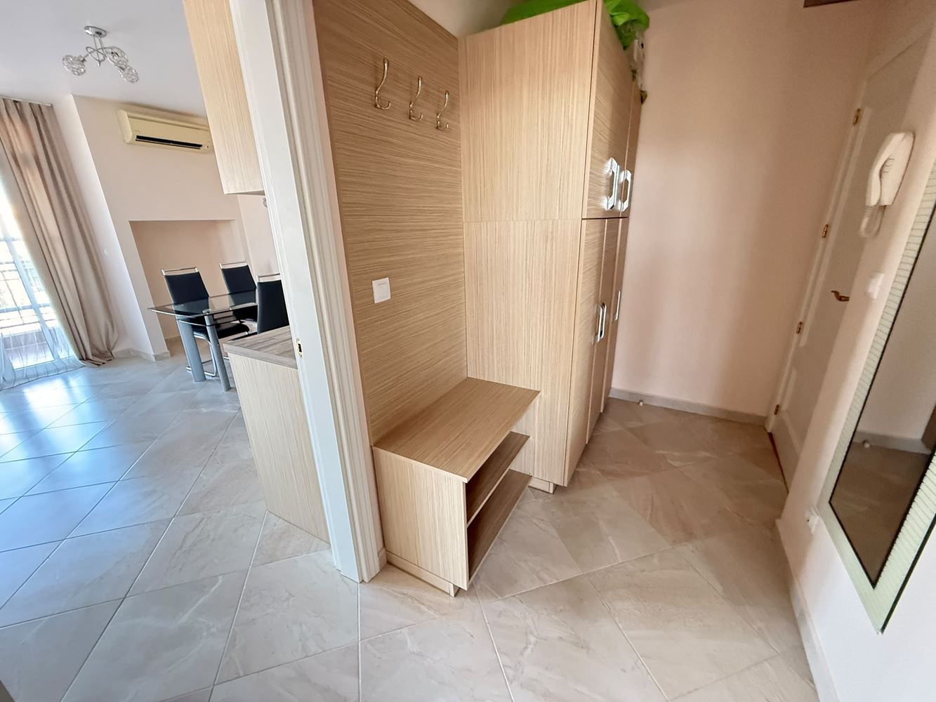 Apartament w pierwszej linii brzegowej z widokiem na morze – w pełni umeblowana nieruchomość w kompleksie w stylu śródziemnomorskim