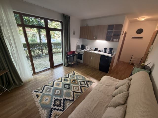 Komfort i spokój nad morzem – przestronny apartament z jedną sypialnią w Aheloy
