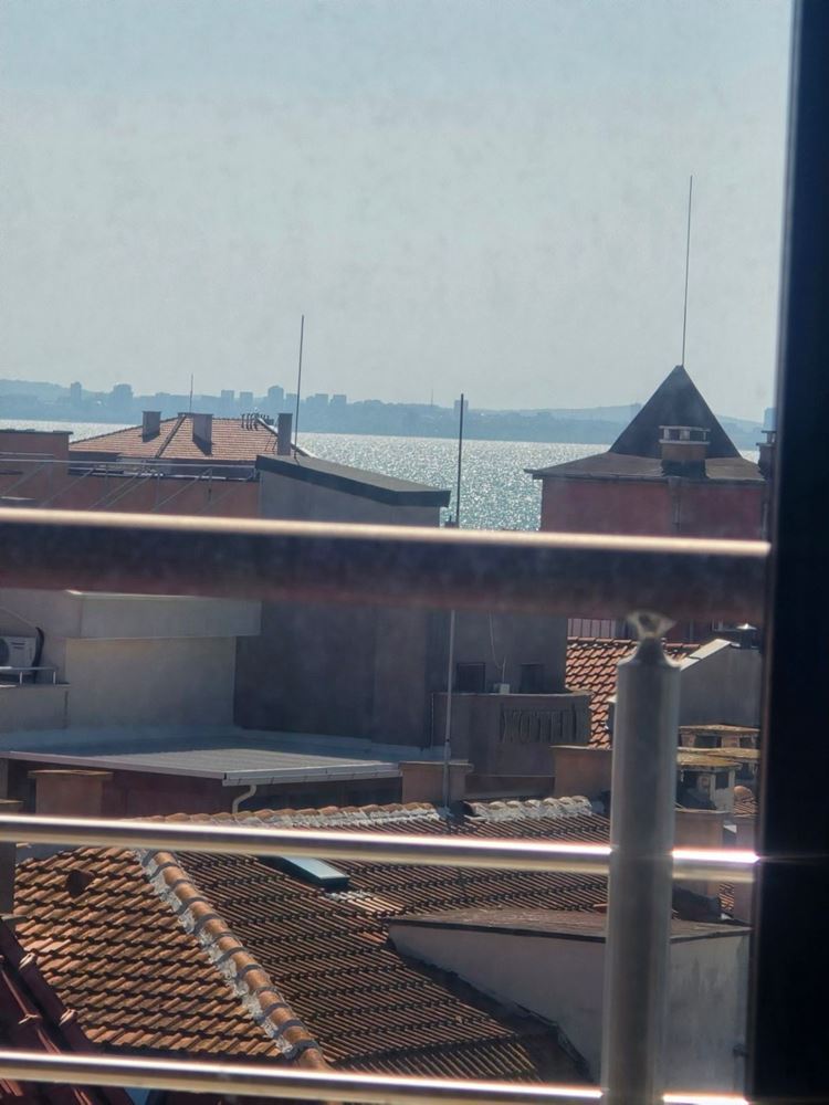 Przestronny apartament z dwiema sypialniami i częściowym widokiem na morze – doskonała lokalizacja blisko centrum i plaży
