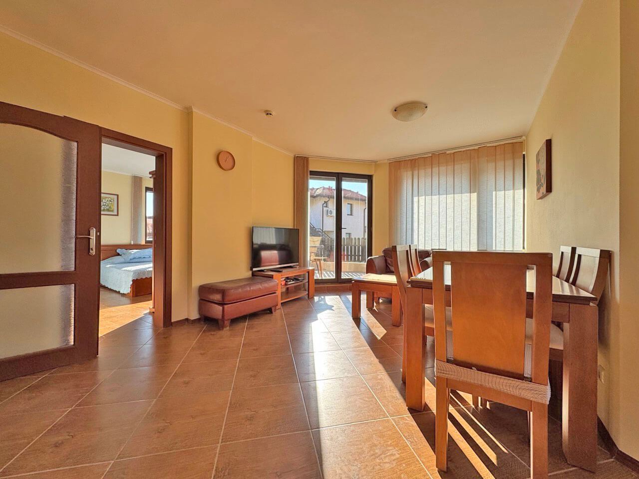 Przestronny apartament z dwiema sypialniami z panoramicznym widokiem na morze i góry – komfort, styl i spokój wśród natury