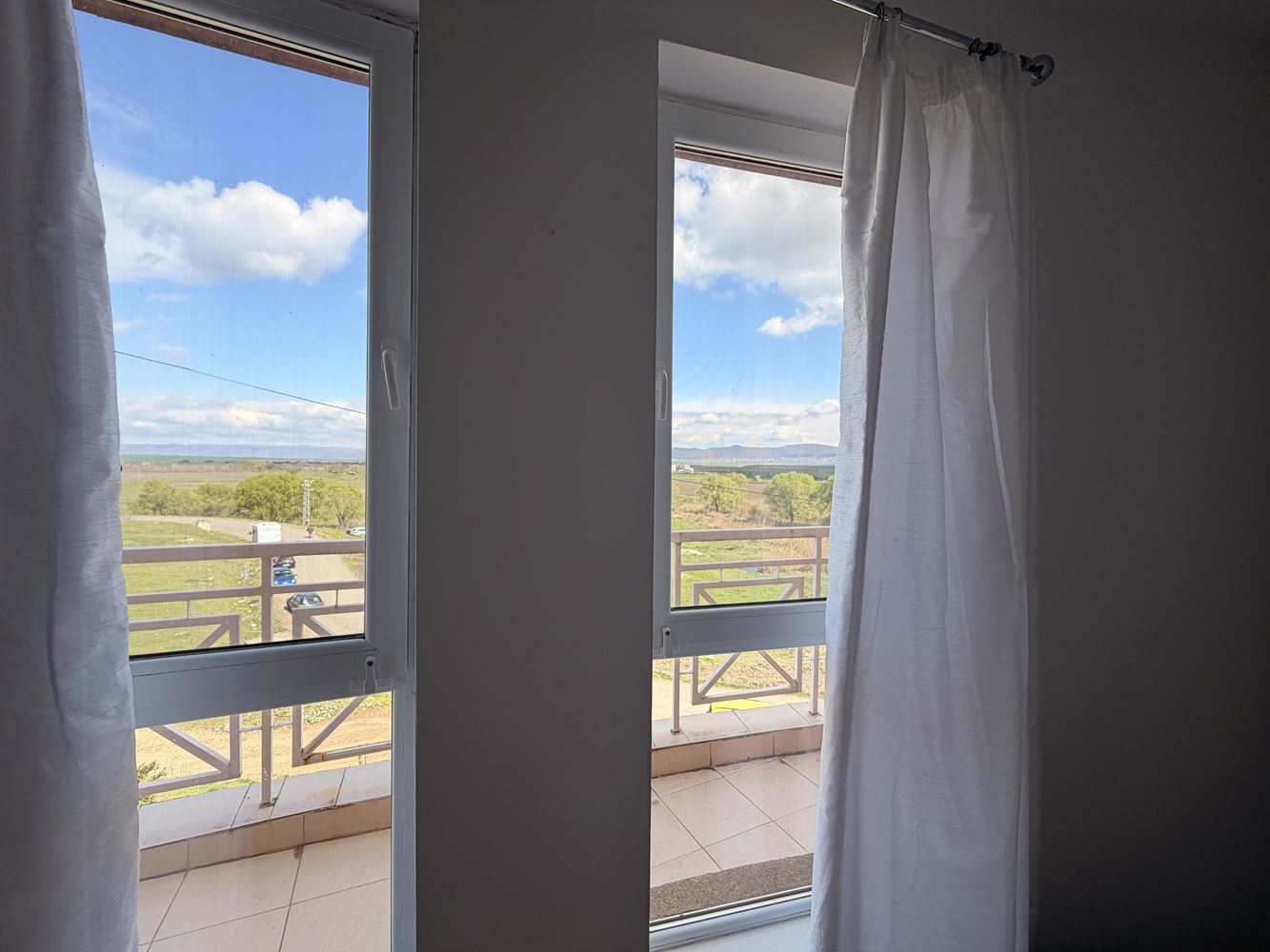 Mieszkanie z dwiema sypialniami i panoramicznym tarasem na obrzeżach Sunny Beach – komfort, spokój i styl