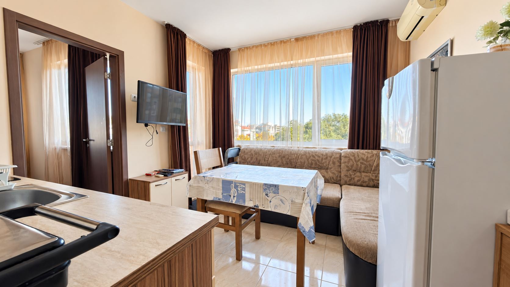 Przytulny, niewielki apartament z jedną sypialnią w kompleksie z basenem i całodobową ochroną