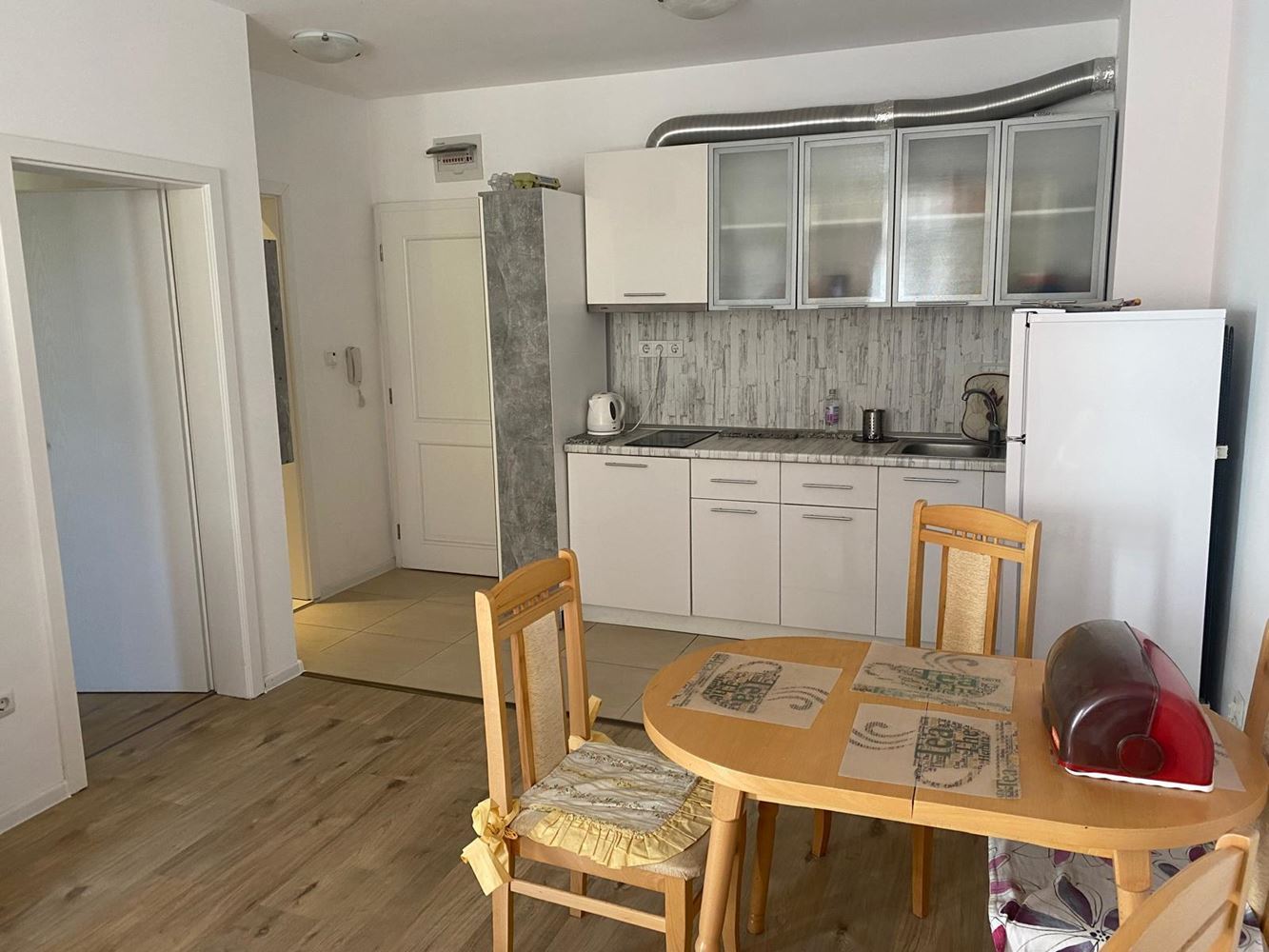 Mieszkanie z jedną sypialnią w Pomorie – umeblowane, z ogrodem i doskonałą lokalizacją