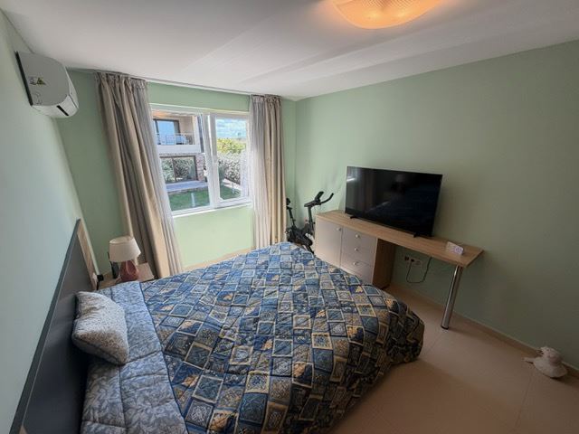 Przestronny apartament z 2 sypialniami w pierwszej linii brzegowej z frontalnym panoramicznym widokiem na morze