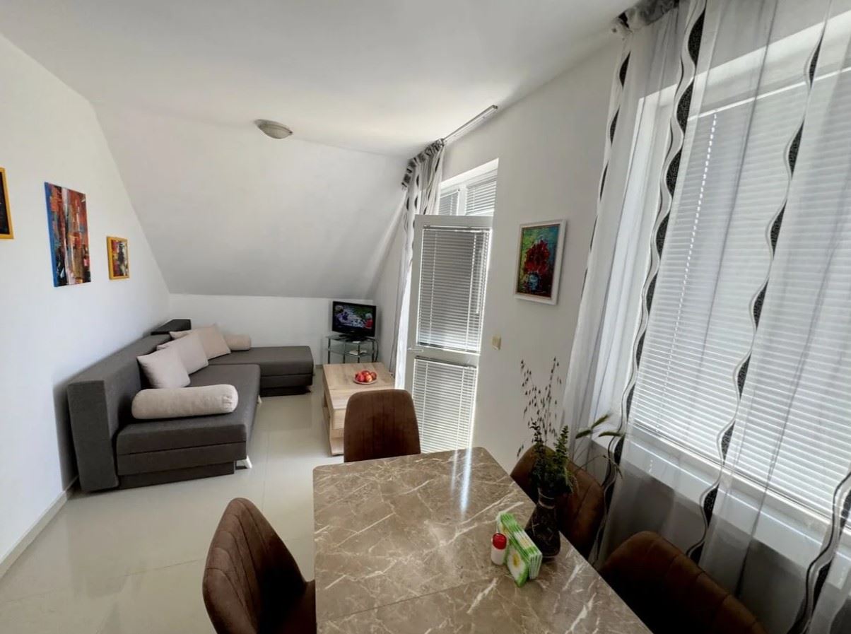 Apartament z jedną sypialnią w Rawdzie – w pełni umeblowany, w budynku mieszkalnym i 500 metrów od morza