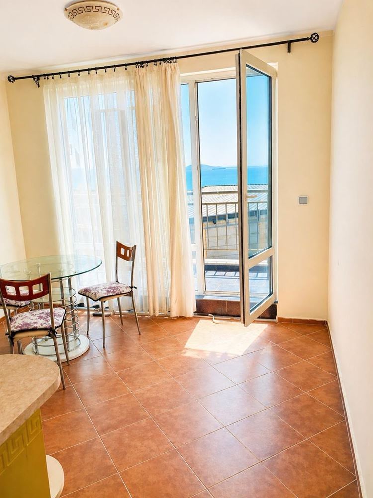 Apartament z dwiema sypialniami w pierwszej linii brzegowej w Pomorie z imponującą panoramą morza