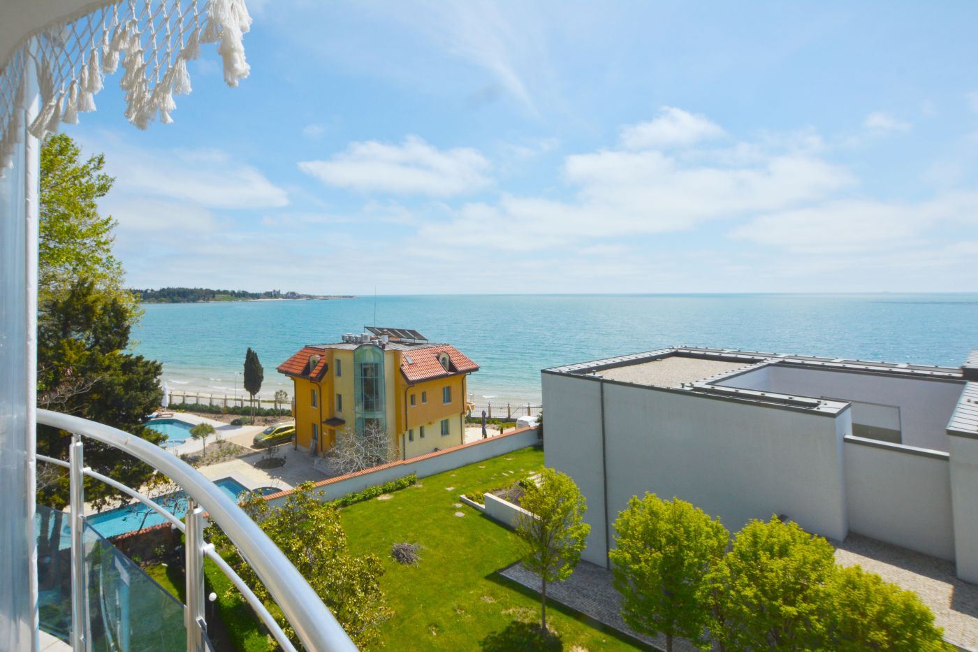 Luksusowy apartament trzypokojowy z widokiem na morze na pierwszej linii w Rawdzie – 114 m², dwa tarasy i pełen komfort