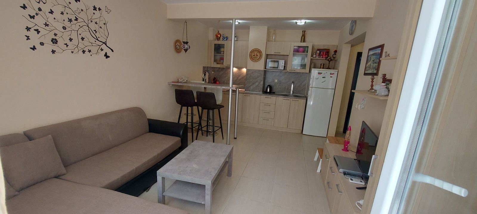 Przytulny apartament nad morzem z przestronnym tarasem i niską opłatą za utrzymanie między Słonecznym Brzegiem a Sveti Vlas