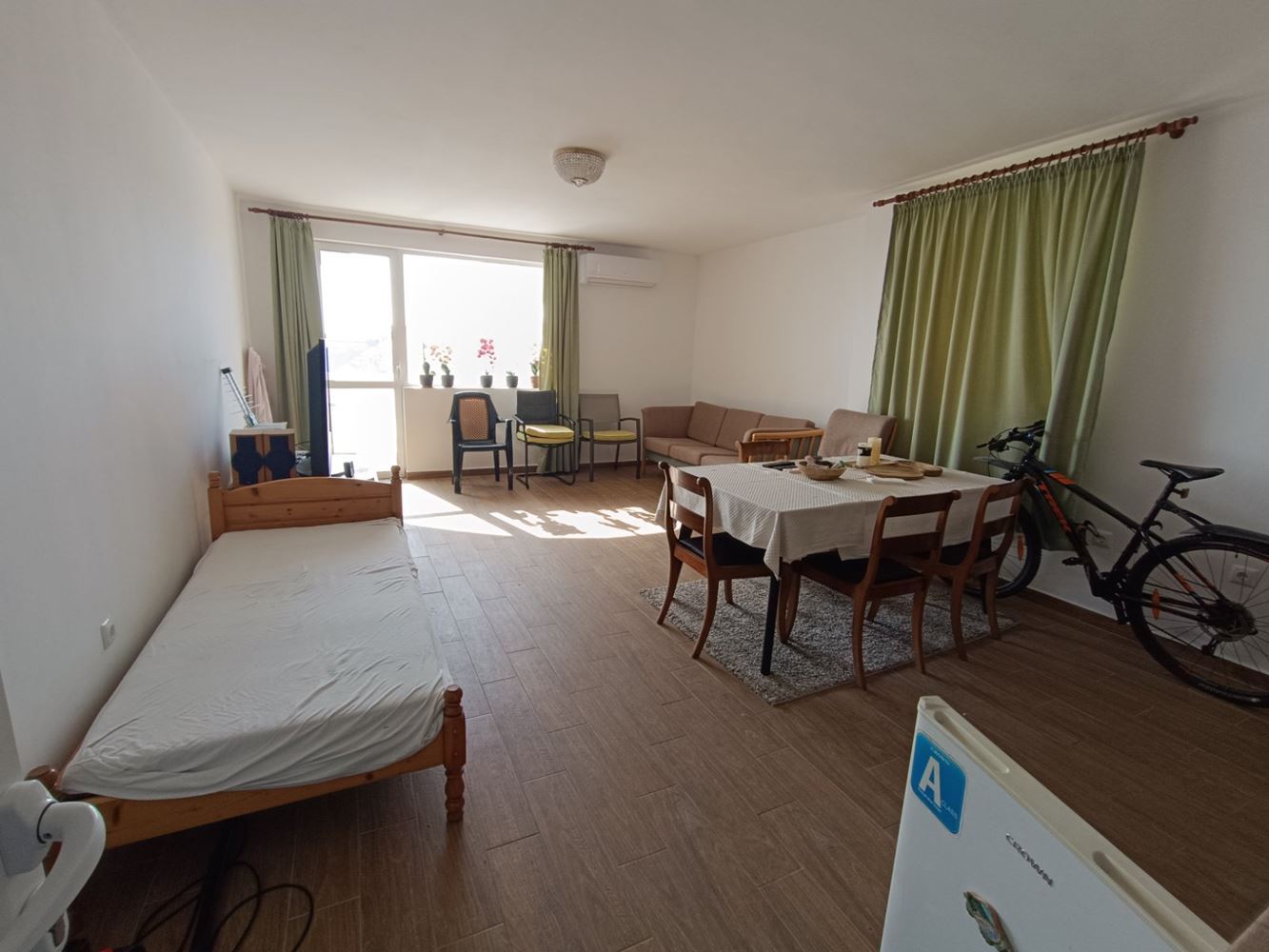 Apartament z dwiema sypialniami i widokiem na morze bez opłaty eksploatacyjnej w Swetim Własie