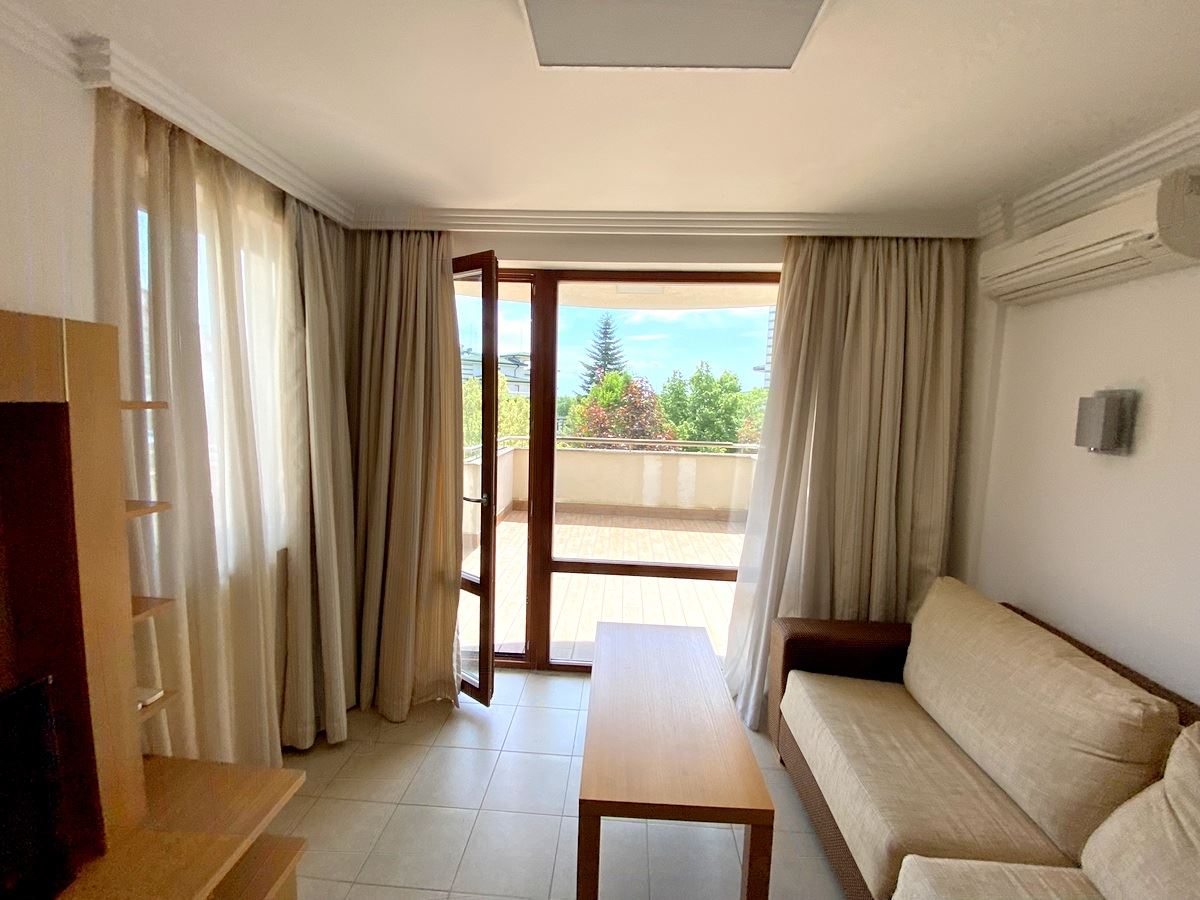 Mieszkanie dwupokojowe (z jedną sypialnią) w pierwszej linii morza w Ravda – luksus, natura i widok na basen