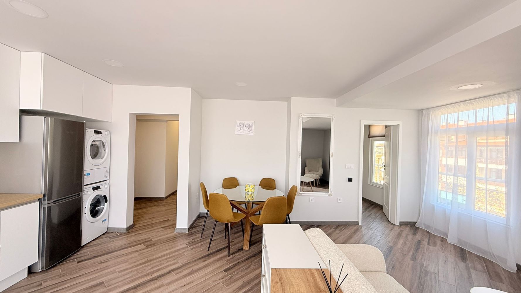 Luksusowy apartament z trzema sypialniami na pierwszej linii w Rawdzie – przestrzeń, prestiż i imponująca morska panorama