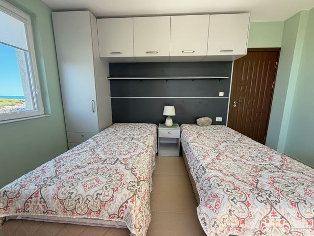 Przestronny apartament z 2 sypialniami w pierwszej linii brzegowej z frontalnym panoramicznym widokiem na morze