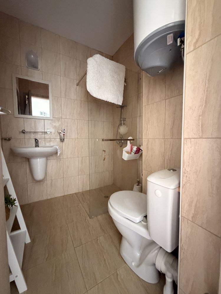 Mieszkanie z dwiema sypialniami i panoramicznym tarasem na obrzeżach Sunny Beach – komfort, spokój i styl