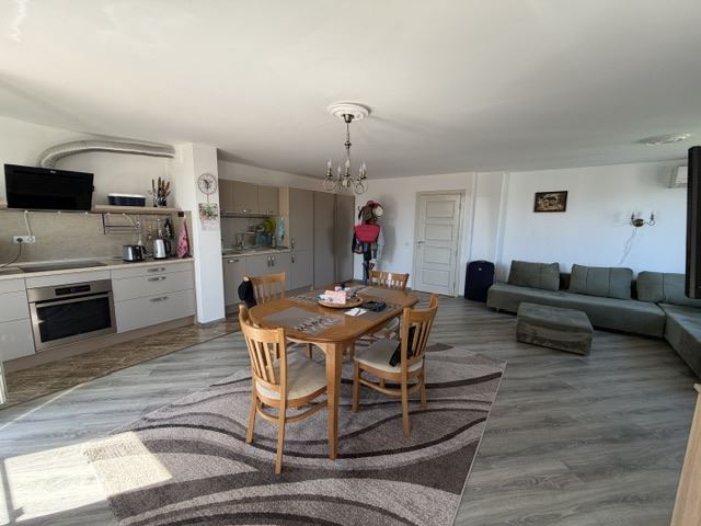 Przestronny apartament z jedną sypialnią i widokiem na morze w samym sercu Sarafowa z możliwością przebudowy na apartament z dwiema sypialniami