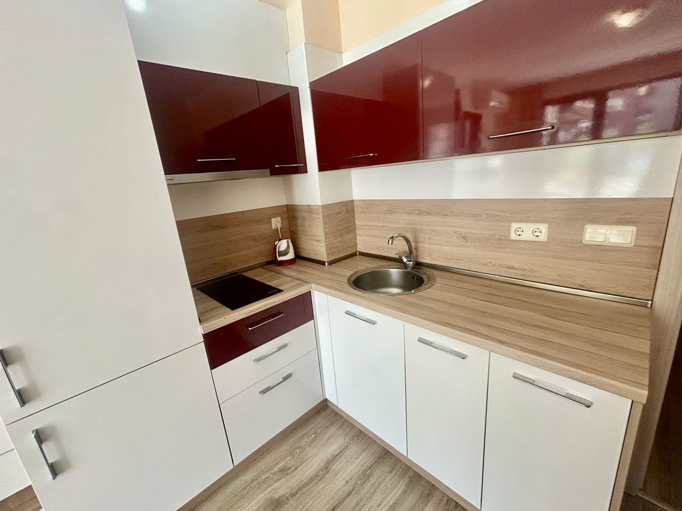 Komfortowy apartament z jedną sypialnią z bezpośrednim wyjściem do basenu w Nesebyrze – wyjątkowo wygodna oferta
